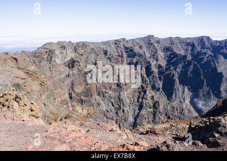 Wolken umgeben von den höchsten Gipfel der Mirador Del Roque de Los Muchachos in La Palma, Spanien. Stockfoto