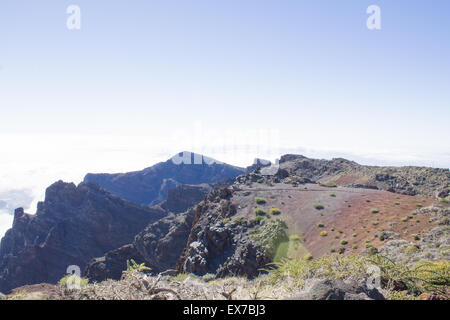 Wolken umgeben von den höchsten Gipfel der Mirador Del Roque de Los Muchachos in La Palma, Spanien. Stockfoto