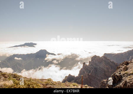 Wolken umgeben von den höchsten Gipfel der Mirador Del Roque de Los Muchachos in La Palma, Spanien. Stockfoto