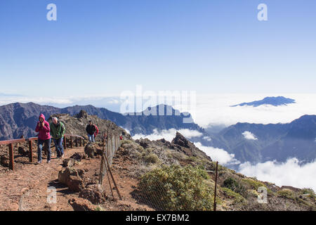 Touristen Spaziergänge entlang der höchsten Gipfel der Mirador Del Roque de Los Muchachos in La Palma, Spanien. Stockfoto