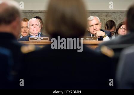 U.S. Senate Committee on Armed Services Vorsitzenden Senator John McCain und hochrangiges Mitglied Senator Jack Reed hören Sie Zeugnis von Verteidigungsminister Ashton Carter auf Zähler ISIL Strategie auf dem Capitol Hill 7. Juli 2015 in Washington, DC. Stockfoto