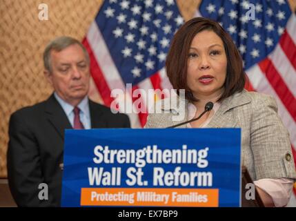 US-Senator Mazie Hirono zusammen mit anderen demokratischen Senatoren fordert Durchgang von der militärischen Consumer Protection Act im Rahmen einer Pressekonferenz 8. Juli 2015 in Washington, DC. Die Gesetzgebung fordert Schutz der Militärangehörige und ihre Familien vor missbräuchlichen finanziellen Praktiken. Stockfoto