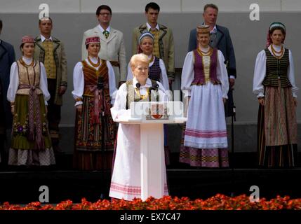 Die litauische Staatspräsidentin Dalia Grybauskaite, (Mitte), litauische Tracht tragen befasst sich die Nation tagsüber Staatlichkeit 6. Juli 2015 in Vilnius, Litauen. Stockfoto