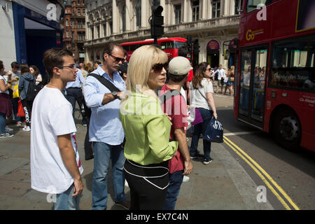 Sommer in London, England, Vereinigtes Königreich. Tourismus-Hot-Spot des öffentlichen Raums Piccadilly Circus im Londoner West End. Erbaut im Jahre 1819, Regent Street mit der Piccadilly zu verbinden. Dies ist bekannt als eine der bekanntesten Sehenswürdigkeiten Londons und Tausende von Touristen versammeln besonders an sonnigen Tagen. Stockfoto