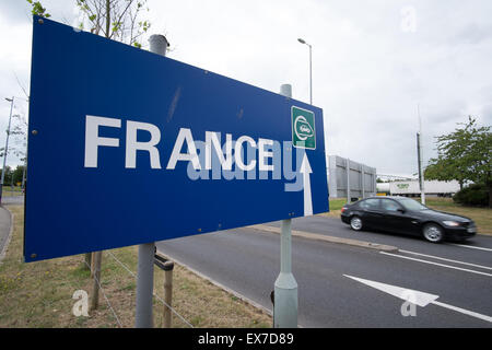 Ein Zeichen-Leitung in Richtung Frankreich am Eurotunnel Terminal in Folkestone, England Stockfoto