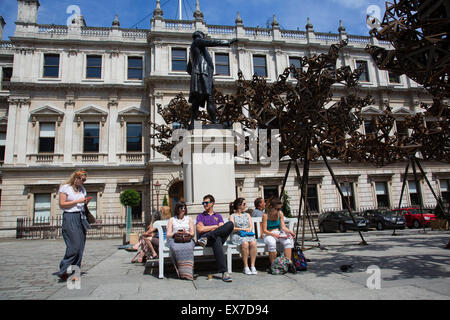 Sommer in London, England, Vereinigtes Königreich. Skulptur "The gefleckten Licht der Sonne" von Conrad Shawcross für die 2015 Sommerausstellung Annenberg Hof Installation, Shawcross hat eine groß angelegte, immersive Werk bestehend aus fünf Stahl, Cloud-ähnlicher Formen geschaffen. Diese bestehen aus Tausenden von Tetraeder und stehen über sechs Meter hoch und fünf Tonnen wiegen. Stockfoto