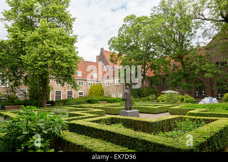 Der Garten im Prinsenhof, mit der Skulptur von Wilhelm der Schweiger, der 1584, Delft, Niederlande ermordet wurde. Stockfoto