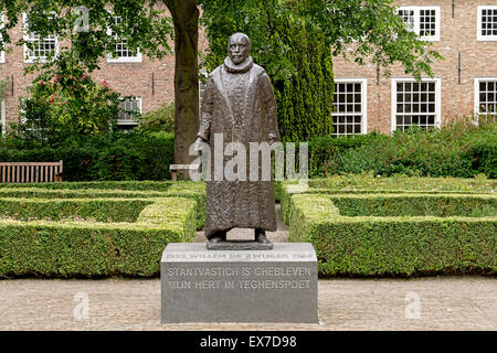 Statue von Wilhelm der Schweiger, Fürst von Orange stehen in den Prinsenhof, wo er im Jahre 1584, Delft, Niederlande ermordet wurde. Stockfoto