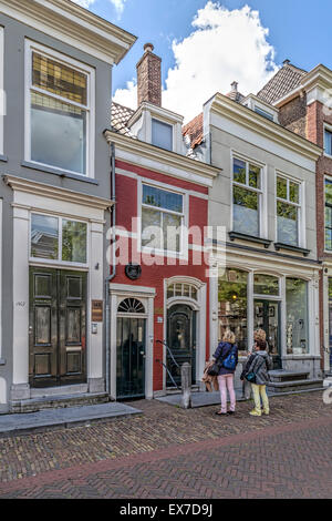 Kleinste Haus in Delft von Pieter van Foreest, Leibarzt des Prinzen Wilhelm der Schweiger, Südholland, Niederlande. Stockfoto