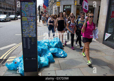 Sommer in London, England, Vereinigtes Königreich. Müll-recycling-Taschen links auf der Straße in Mayfair. Sammlung von Wertstoffen ist die Stadt wichtige geschäftliche Weile nicht immer machen die Straßen sauber aussehen. Stockfoto