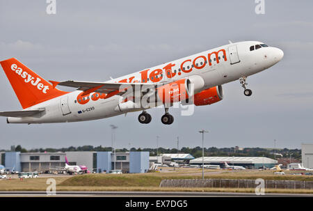 EasyJet Airbus A319 G-EZAO vom Flughafen London-Luton LTN Stockfoto