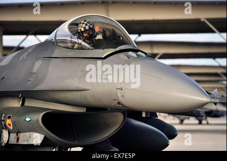 US Air Force f-16 Fighting Falcon Kampfpilot zugewiesen der 79. Jagdstaffel gibt einen Daumen nach oben während Taxi 20. September 2013 auf Shaw Air Force Base, South Carolina. Stockfoto