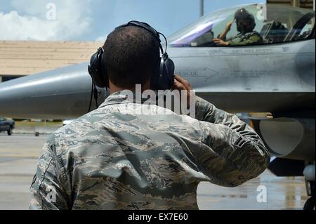 Ein Flieger der US Air Force zugewiesen, 20. Pflegegruppe grüßt eine F - 16CM Fighting Falcon-Pilot während der Betriebsbereitschaft Übung Wiesel Sieg 27. Mai 2015 auf Shaw Air Force Base, South Carolina. Stockfoto