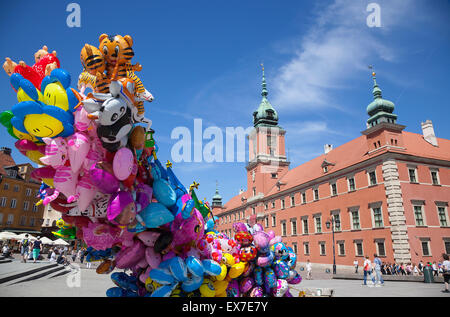 Polen, Warschau, Old Town, Plac Zamkowy, Arkady Kubickiego, Red Brick Königsschloss mit Ballon Lieferanten im Vordergrund. Stockfoto