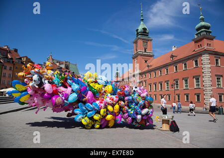 Polen, Warschau, Old Town, Plac Zamkowy, Arkady Kubickiego, Red Brick Königsschloss mit Ballon Lieferanten im Vordergrund. Stockfoto