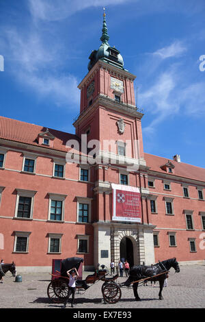 Polen, Warschau, Old Town, Plac Zamkowy, Arkady Kubickiego, Red Brick Königsschloss mit touristischen Pferd und Wagen im Vordergrund. Stockfoto