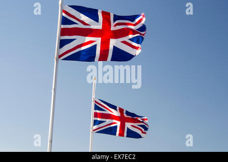 Union Jacks fliegen in ein Kinderspiel. Stockfoto