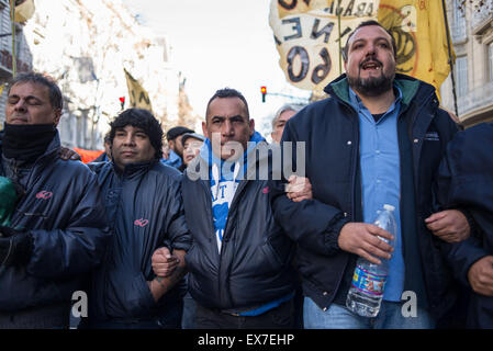 Buenos Aires, Argentinien. 30. Juni 2015. Arbeiter März vereint auf dem Marsch von der Transportarbeiter gegen 51 Beschäftigte entlassen © Javier Coltrane/Pacific Press/Alamy Live News Stockfoto