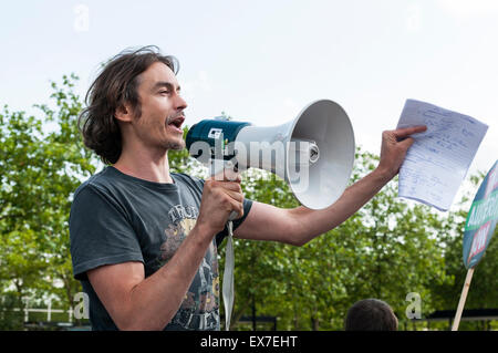 Milton Keynes, Buckinghamshire, England. 8. Juli 2015. Milton Keynes, Bucks, UK. 8. Juli 2015. Anti-Kürzungen Demonstranten marschieren gegen George Osbornes konservativen Haushalt früher in den Tag angekündigt. Die Demonstration wurde von Milton Keynes gegen die Kürzungen/Milton Keynes Völker Versammlung organisiert. © David Isaacson/Alamy Live News Bildnachweis: David Isaacson/Alamy Live-Nachrichten Stockfoto