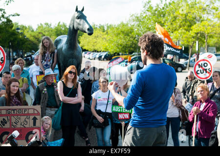 Milton Keynes, Buckinghamshire, England. 8. Juli 2015. Milton Keynes, Bucks, UK. 8. Juli 2015. Anti-Kürzungen Demonstranten marschieren gegen George Osbornes konservativen Haushalt früher in den Tag angekündigt. Die Demonstration wurde von Milton Keynes gegen die Kürzungen/Milton Keynes Völker Versammlung organisiert. © David Isaacson/Alamy Live News Bildnachweis: David Isaacson/Alamy Live-Nachrichten Stockfoto