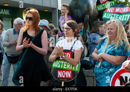 Milton Keynes, Buckinghamshire, England. 8. Juli 2015. Milton Keynes, Bucks, UK. 8. Juli 2015. Anti-Kürzungen Demonstranten marschieren gegen George Osbornes konservativen Haushalt früher in den Tag angekündigt. Die Demonstration wurde von Milton Keynes gegen die Kürzungen/Milton Keynes Völker Versammlung organisiert. © David Isaacson/Alamy Live News Bildnachweis: David Isaacson/Alamy Live-Nachrichten Stockfoto