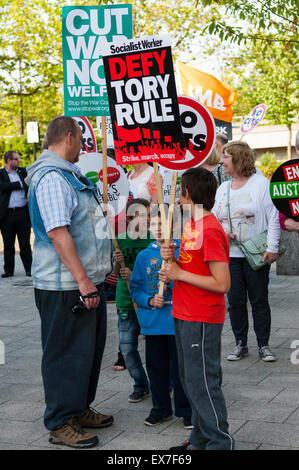 Milton Keynes, Buckinghamshire, England. 8. Juli 2015. Milton Keynes, Bucks, UK. 8. Juli 2015. Anti-Kürzungen Demonstranten marschieren gegen George Osbornes konservativen Haushalt früher in den Tag angekündigt. Die Demonstration wurde von Milton Keynes gegen die Kürzungen/Milton Keynes Völker Versammlung organisiert. © David Isaacson/Alamy Live News Bildnachweis: David Isaacson/Alamy Live-Nachrichten Stockfoto