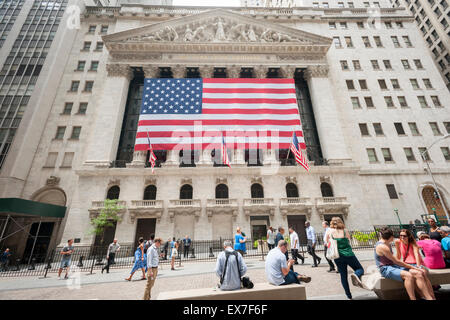 New York, USA. 8. Juli 2015. Horden von Touristen und die Innenstadt von Arbeitnehmern vor der New Yorker Börse auf Mittwoch, 8. Juli 2015. Was als ein technisches Problem beschrieben wird stellten den Handel an der Börse zu 11:32 die schließlich um ca. 15:10 Nachdem er sich für ca. 3 1/2 Stunden wieder aufgenommen. Bildnachweis: Richard Levine/Alamy Live-Nachrichten Stockfoto