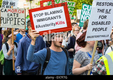 Hunderte von Demonstranten gegen Sparpolitik reagierte auf die konservative Regierung Budget halten einen sterben-Protest im Zentrum von Bristol.  Die Demonstranten, die durch die Stadt vorgibt, an verschiedenen Orten sterben marschierten, sagen die Protest symbolisiert Todesfälle durch Kürzungen der Regierung. Bristol, UK. 8. Juli 2015. Stockfoto