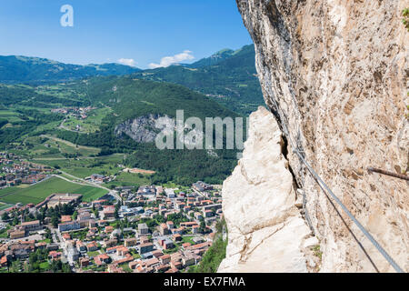 Kletterabenteuer in den italienischen Bergen in der Nähe von Gardasee Stockfoto