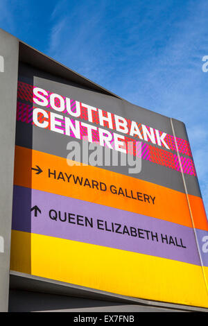 LONDON, UK - 6. Juli 2015: Ein Schild an der Southbank Centre für die Hayward Gallery und Queen Elizabeth Hall in London am 6. Ju Stockfoto