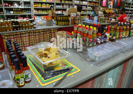 Scharfe Saucen Verkostung bar New orleans Stockfoto