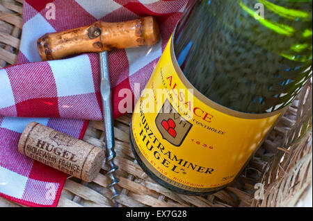 "Hugel" Gewürztraminer weiße Weinflasche Korken und Korkenzieher im Picknickkorb in sonniger alfresco Lage Riquewihr Elsass Frankreich Stockfoto