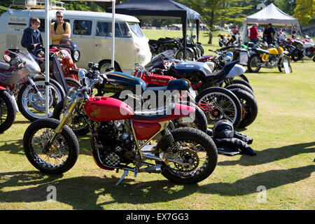 & Classic Custom Motorräder auf öffentlichen Wilton Classic & Supercar Show, Wiltshire, Vereinigtes Königreich. Stockfoto