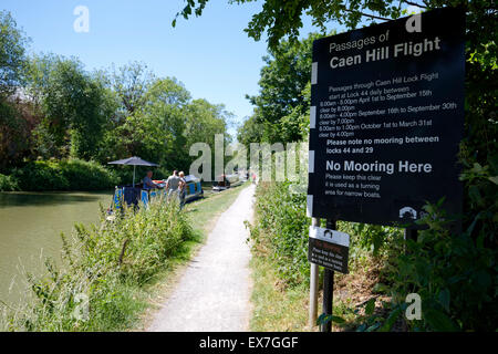 Passagen von Caen Hill Lock Flug Zeichen bei Devizes, Wiltshire, Vereinigtes Königreich. Stockfoto