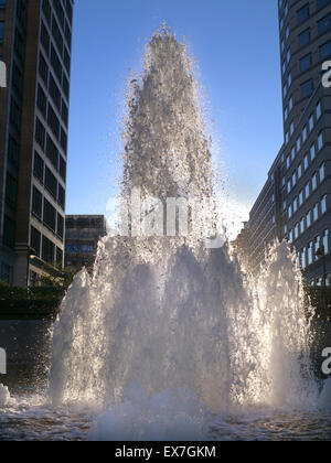 Brunnen in Cabot Square sagte zu Geld fließt wie Wasser.... dar Canary Wharf London Financial District Stockfoto