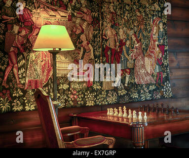 Holz Beistelltisch mit Schachbrett angelegt für Spiel in Landhaus-Ambiente Stockfoto