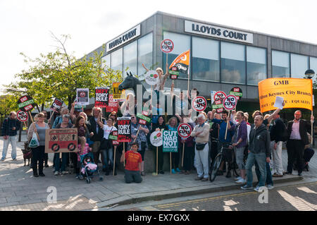 Milton Keynes, Buckinghamshire, England. 8. Juli 2015. Anti-Kürzungen Demonstranten zeigen außen Lloyds Bank gegen George Osbornes konservativen Haushalt früher in den Tag angekündigt. Die Demonstration wurde von Milton Keynes gegen die Kürzungen/Milton Keynes Völker Versammlung organisiert. Bildnachweis: David Isaacson/Alamy Live-Nachrichten Stockfoto