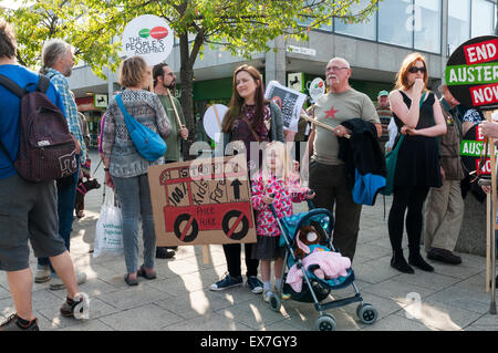 Milton Keynes, Buckinghamshire, England. 8. Juli 2015. Anti-Kürzungen Demonstranten zeigen außen Lloyds Bank gegen George Osbornes konservativen Haushalt früher in den Tag angekündigt. Die Demonstration wurde von Milton Keynes gegen die Kürzungen/Milton Keynes Völker Versammlung organisiert. Bildnachweis: David Isaacson/Alamy Live-Nachrichten Stockfoto