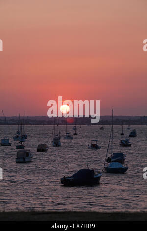 Sandbänke, Poole, Dorset, UK 8. Juli 2015. UK-Wetter: atemberaubenden Sonnenuntergang auf Sandbänken Blick über Poole Harbour Stockfoto