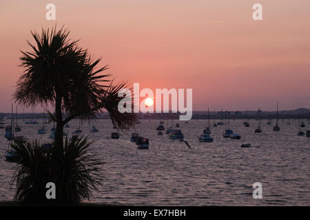 Sandbänke, Poole, Dorset, UK 8. Juli 2015. UK-Wetter: atemberaubenden Sonnenuntergang auf Sandbänken Blick über Poole Harbour Stockfoto