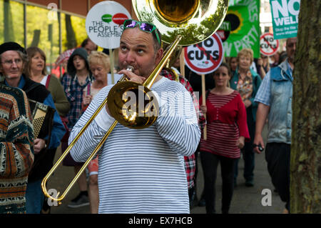 Milton Keynes, Buckinghamshire, England. 8. Juli 2015. Anti-Kürzungen Demonstranten marschieren gegen George Osbornes konservativen Haushalt früher in den Tag angekündigt. Die Demonstration wurde von Milton Keynes gegen die Kürzungen/Milton Keynes Völker Versammlung organisiert. Bildnachweis: David Isaacson/Alamy Live-Nachrichten Stockfoto