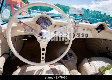 Chevrolet Corvette weißen Armaturenbrett und Lenkrad - Oldtimer US-American auf Show in England UK Stockfoto