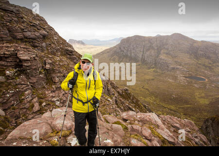 Ein Walker auf Ben Mor Coigach, mit Blick auf Stac Pollaidh nahe Ullapool, Schottland. Stockfoto