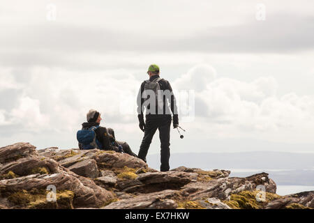 Wanderer auf Ben Mor Coigach in den schottischen Highlands, über Ullapool, UK. Stockfoto