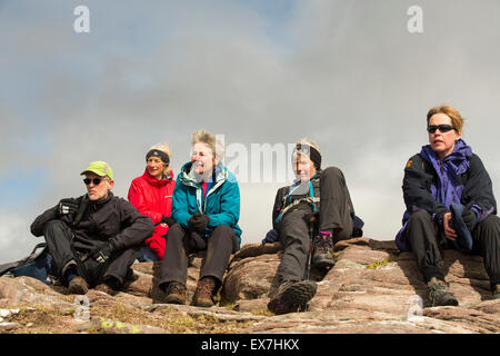 Wanderer auf Ben Mor Coigach in den schottischen Highlands, über Ullapool, UK. Stockfoto