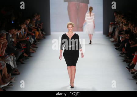 Berlin, Deutschland. 8. Juli 2015. Ein Modell präsentiert Sammlung von MINX by Eva Lutz während der Mercedes-Benz Fashion Week Herbst/Winter 2015 in Berlin. Bildnachweis: Simone Kuhlmey/Pacific Press/Alamy Live-Nachrichten Stockfoto