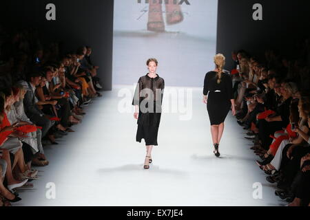 Berlin, Deutschland. 8. Juli 2015. Ein Modell präsentiert Sammlung von MINX by Eva Lutz während der Mercedes-Benz Fashion Week Herbst/Winter 2015 in Berlin. Bildnachweis: Simone Kuhlmey/Pacific Press/Alamy Live-Nachrichten Stockfoto