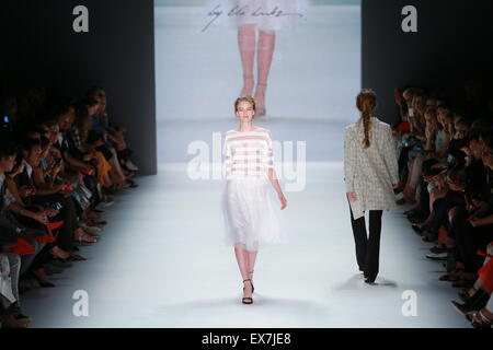 Berlin, Deutschland. 8. Juli 2015. Ein Modell präsentiert Sammlung von MINX by Eva Lutz während der Mercedes-Benz Fashion Week Herbst/Winter 2015 in Berlin. Bildnachweis: Simone Kuhlmey/Pacific Press/Alamy Live-Nachrichten Stockfoto