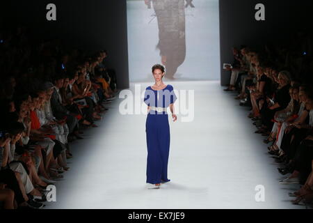 Berlin, Deutschland. 8. Juli 2015. Ein Modell präsentiert Sammlung von MINX by Eva Lutz während der Mercedes-Benz Fashion Week Herbst/Winter 2015 in Berlin. Bildnachweis: Simone Kuhlmey/Pacific Press/Alamy Live-Nachrichten Stockfoto