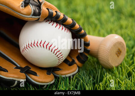 Ball Catcher Mitt und Fledermaus auf Rasen Stockfoto